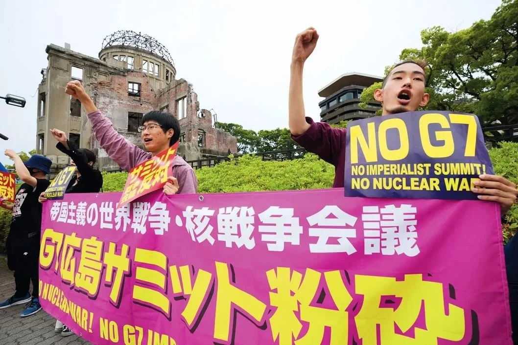 5月18日，民眾在日本廣島和平紀(jì)念公園集會(huì)反對(duì)七國(guó)集團(tuán)峰會(huì) 張笑宇攝/本刊